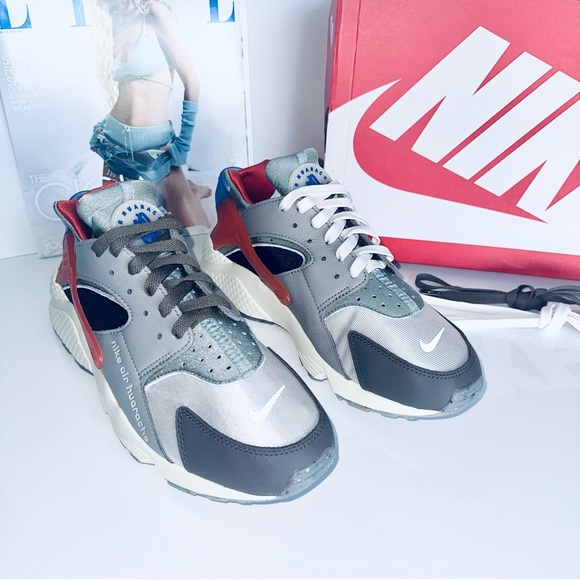 NIKE Huarache Premium Sneakers - Picture 2 of 6